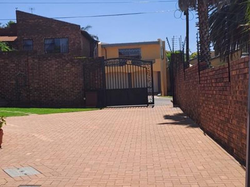 "Exquisite Bassonia Gem: Dual Homes, Unmatched Security!" - Photo 6