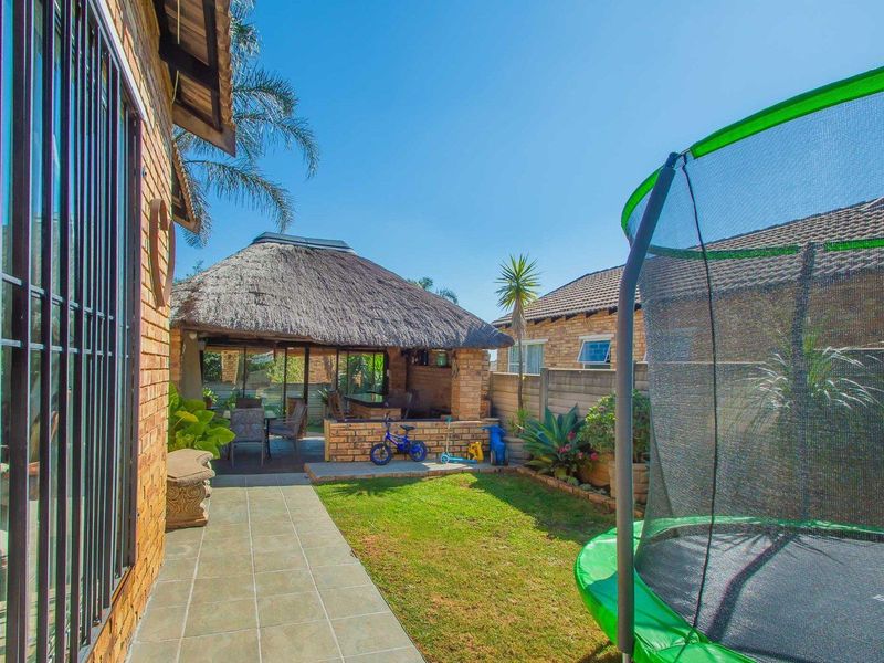 Low Maintenance and Low Levies, Neat as a Pin with Bird Lovers Garden. - Photo 7