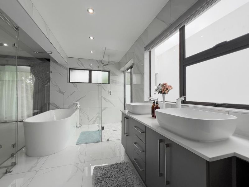 Grand Private Cul-de-Sac Residence with Exceptional Dual-Living Potential - Photo 2