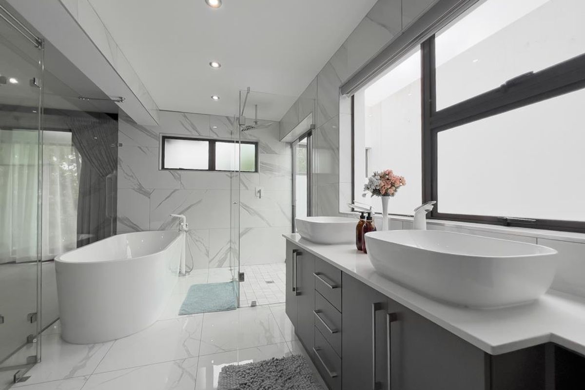 Grand Private Cul-de-Sac Residence with Exceptional Dual-Living Potential - Photo 2