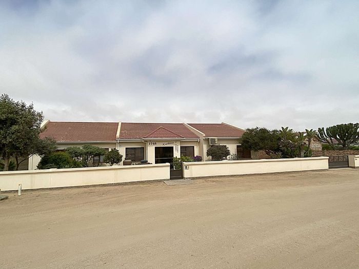 Property #2390152, House For Sale in Henties Bay Central