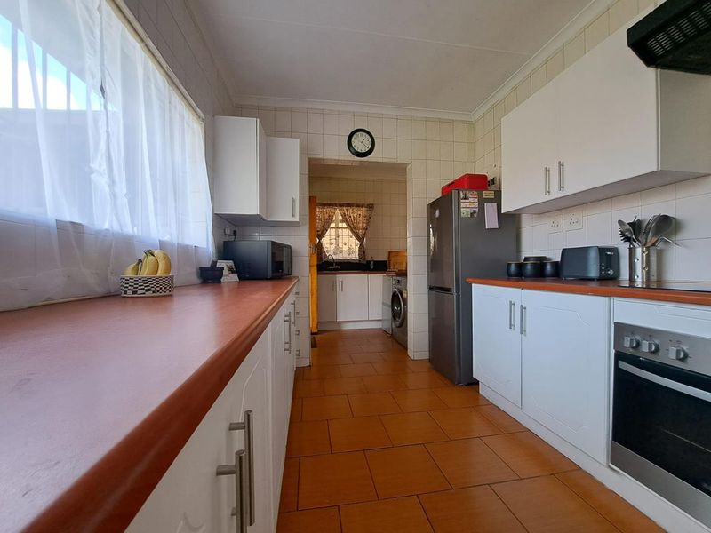 Spacious Family Home with Lush Garden & Entertainment Area - Photo 10