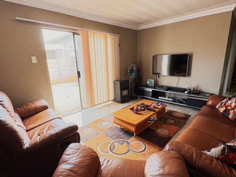 CHARMING 3 BED IN LEOPARD'S REST ESTATE - Photo 8