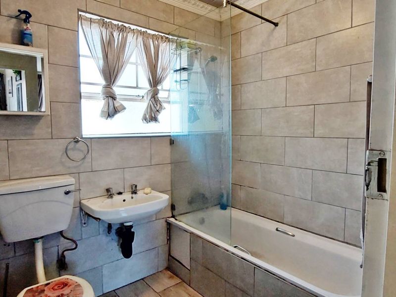 Refurbished 2 Bed Corner Unit. - Photo 8