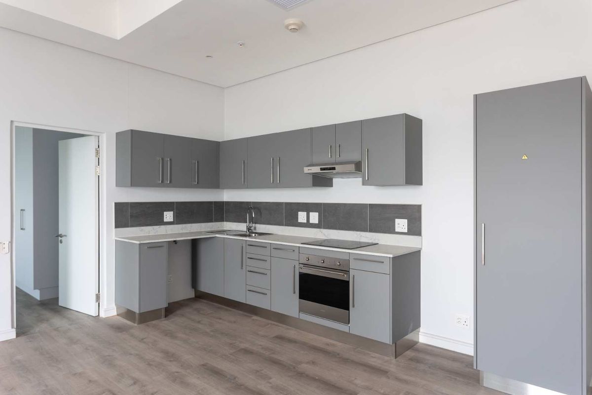 Modern Two-Bedroom Apartment with a Balcony overlooking the Ocean at Harbour Arch in Cape Town - Photo 2