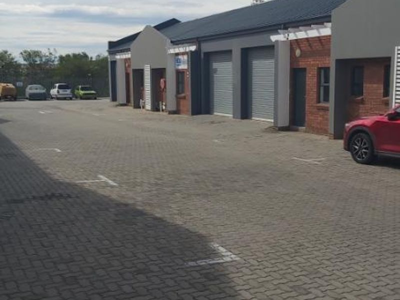 Workshop/ mini warehouse/ Distribution unit to let in Fairview. - Photo 4