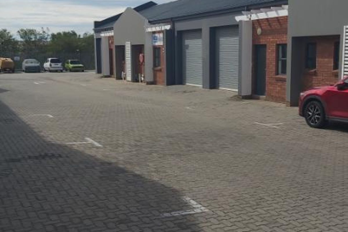 Workshop/ mini warehouse/ Distribution unit to let in Fairview. - Photo 4