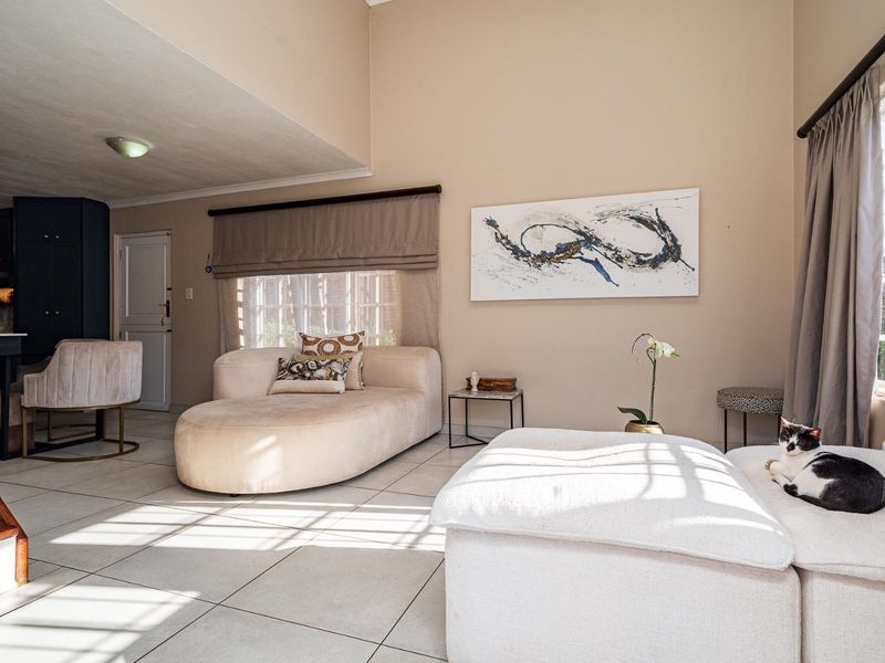 CHARMING TOWNHOUSE WITH BEAUTIFUL MODERN KITCHEN IN SOUGHT-AFTER THE LINKS, GILLITTS! JUST OFF THE M13! - Photo 3