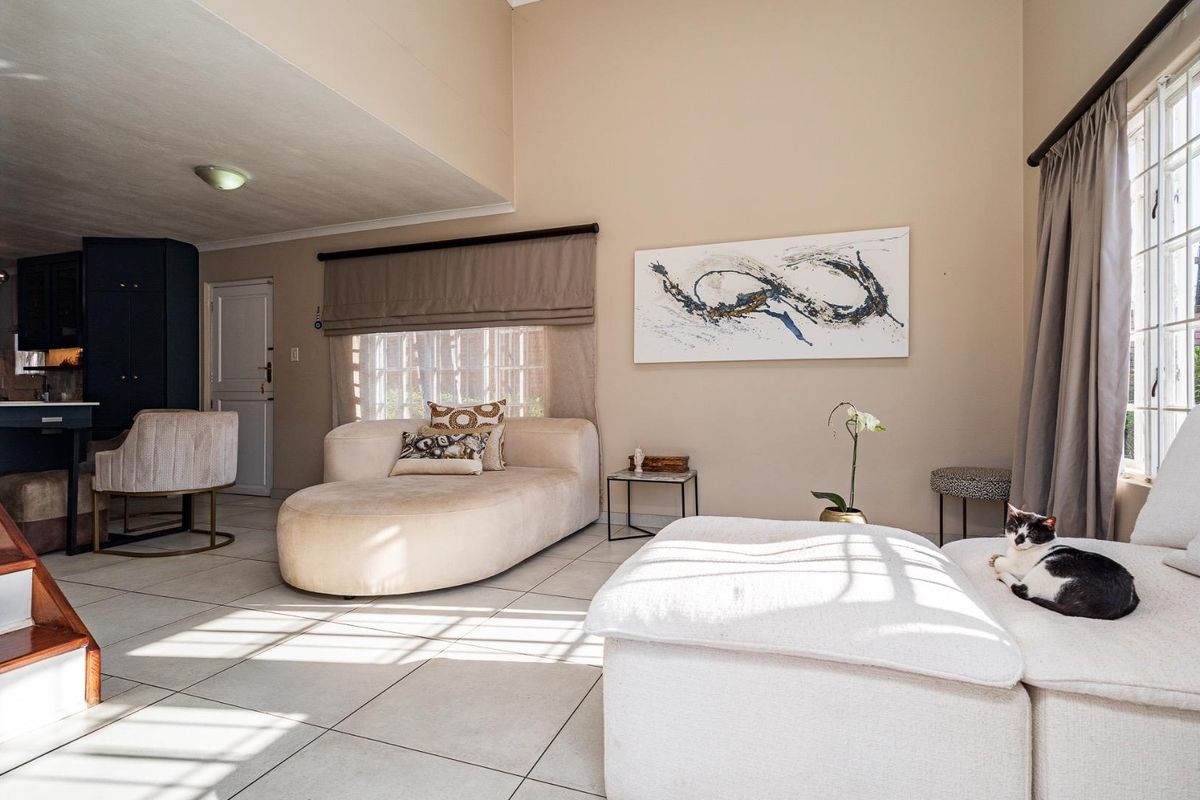 CHARMING TOWNHOUSE WITH BEAUTIFUL MODERN KITCHEN IN SOUGHT-AFTER THE LINKS, GILLITTS! JUST OFF THE M13! - Photo 3