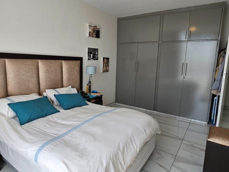Comfort, Convenience & Captivating Views! - Photo 9