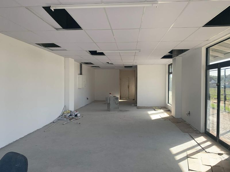 Prime Retail Space: Boost Your Business in a Bustling Center - Photo 5