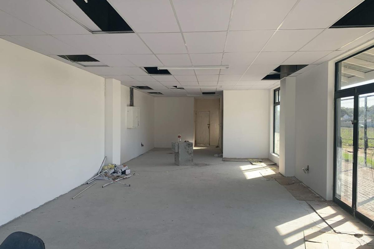 Prime Retail Space: Boost Your Business in a Bustling Center - Photo 5