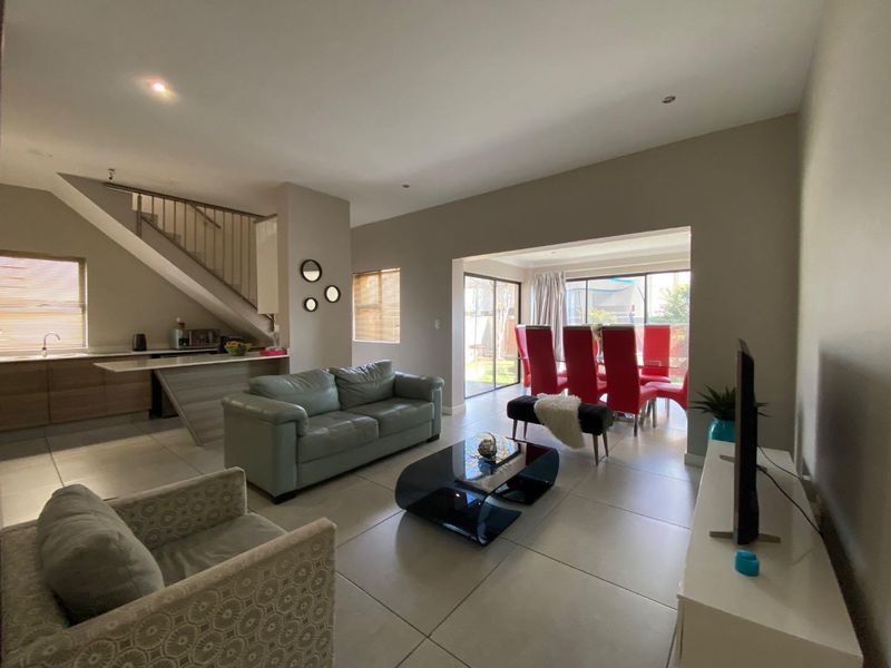 Spacious 3-Bedroom, 2-Bathroom Home with Double Garage and Private Garden - Photo 2