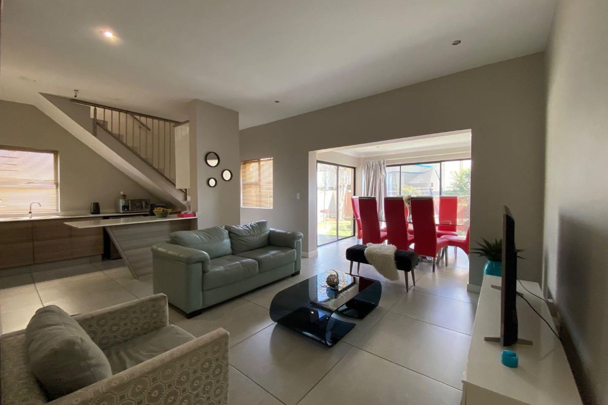 Spacious 3-Bedroom, 2-Bathroom Home with Double Garage and Private Garden - Photo 2