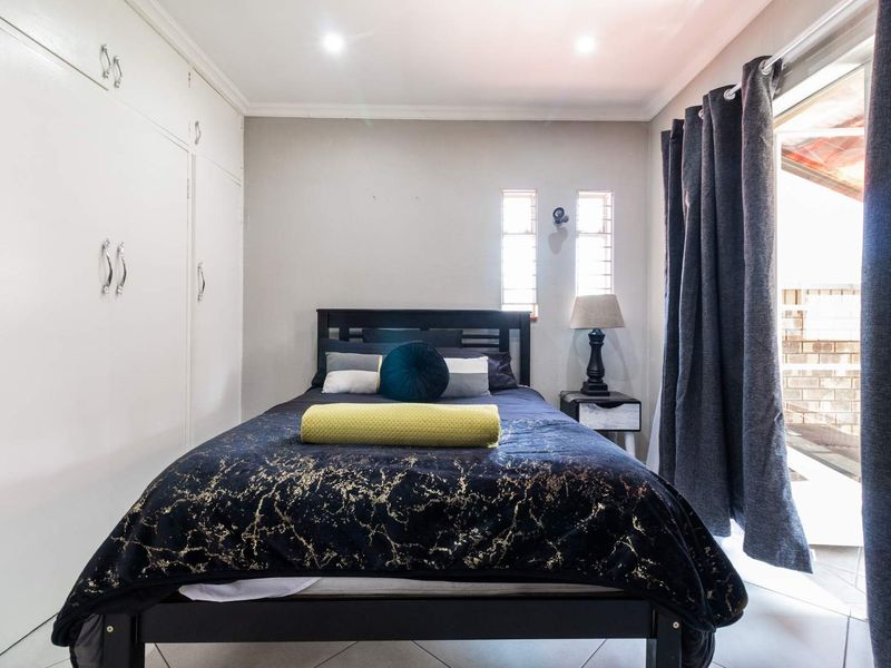 Gorgeous 5 Bedroom Home in Lakefield. - Photo 8