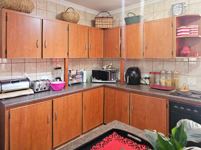 Elegant Sandstone Home with Flair and Family Appeal and a Flatlet - Photo 10