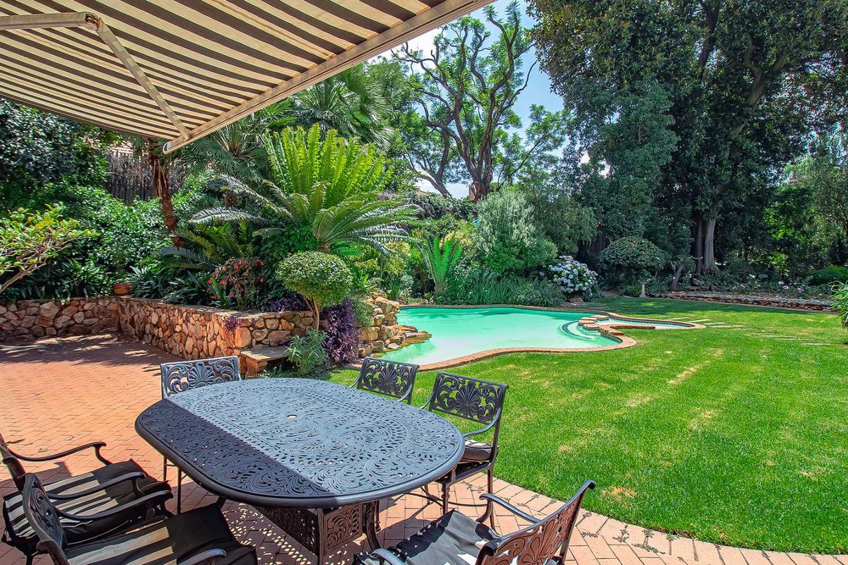 Stately Family Residence in Prime Melrose. - Photo 3