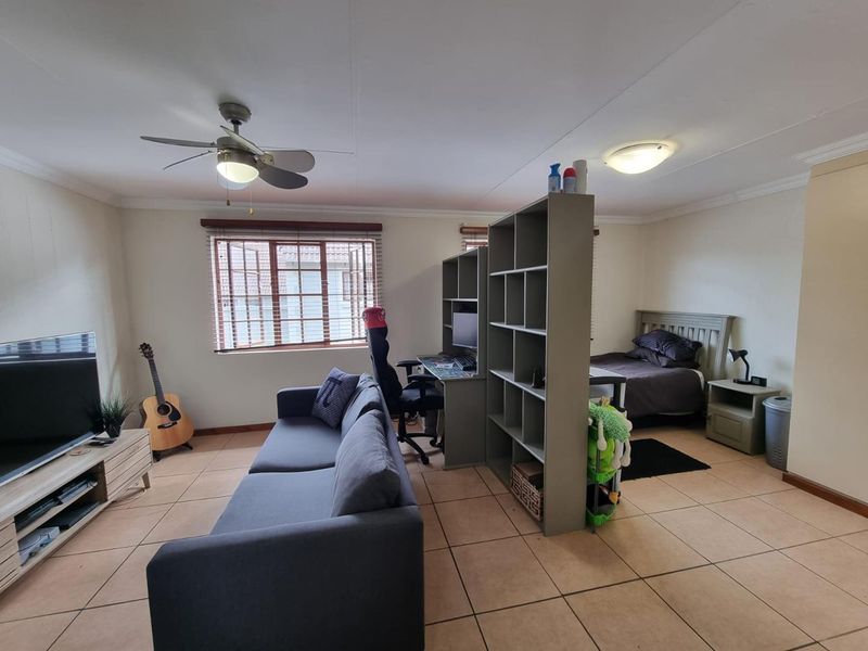 Bachelors Apartment in a prime location – Olympus - Photo 2