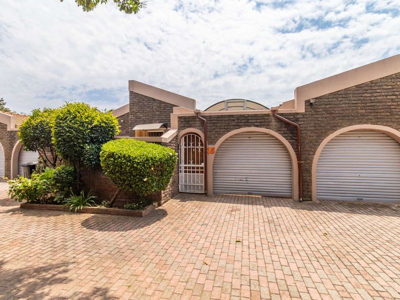 Three Bedroom Townhouse in sought-after complex - Photo 10