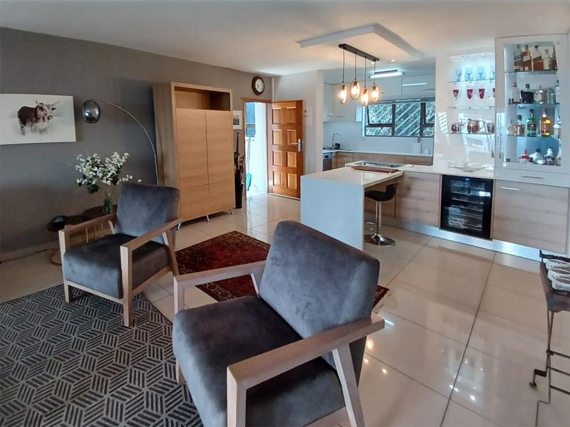 Modern 2-Bedroom Townhouse with Spectacular Views in Northcliff - Photo 8
