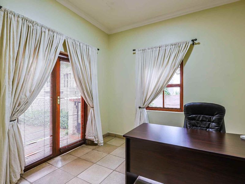 Spacious Entertainer’s Dream in Woodhill Golf Estate – Furnished Option Available - Photo 6