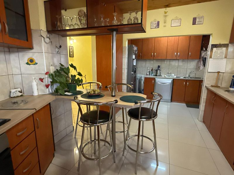 This beautiful home in a quiet street offers comfort and security, ideal for a family home - Photo 6