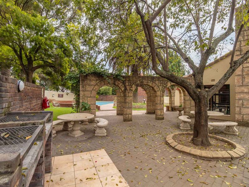 3 bedroom apartment in the leafy heart of Paulshof - Photo 5