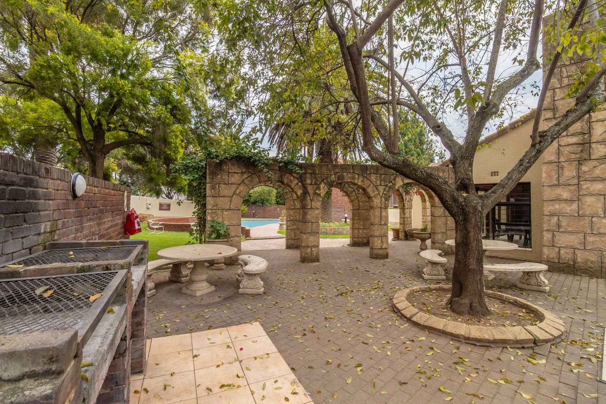 3 bedroom apartment in the leafy heart of Paulshof - Photo 5