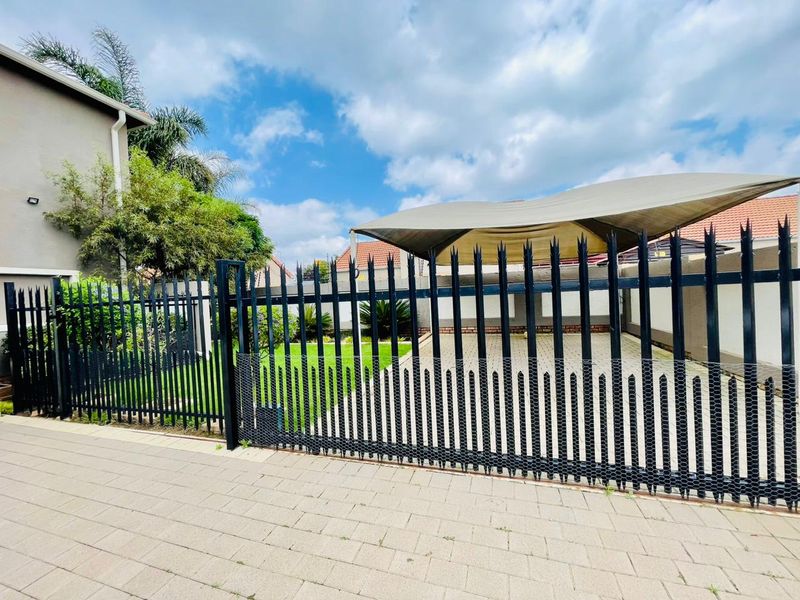 Beautiful family home with spacious living & stunning Garden - Photo 2