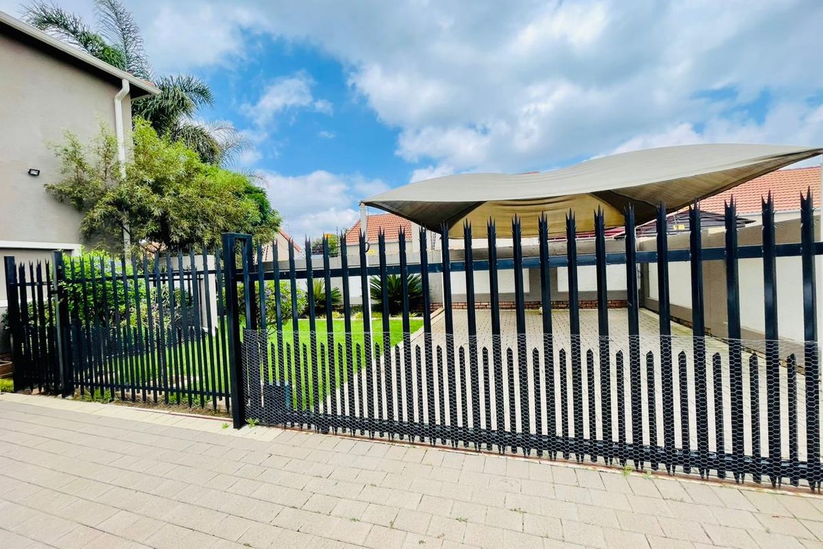 Beautiful family home with spacious living & stunning Garden - Photo 2