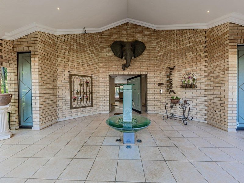 Luxury Family Estate with Flatlet, Borehole & Solar Power in Featherbrooke Estate - Photo 5