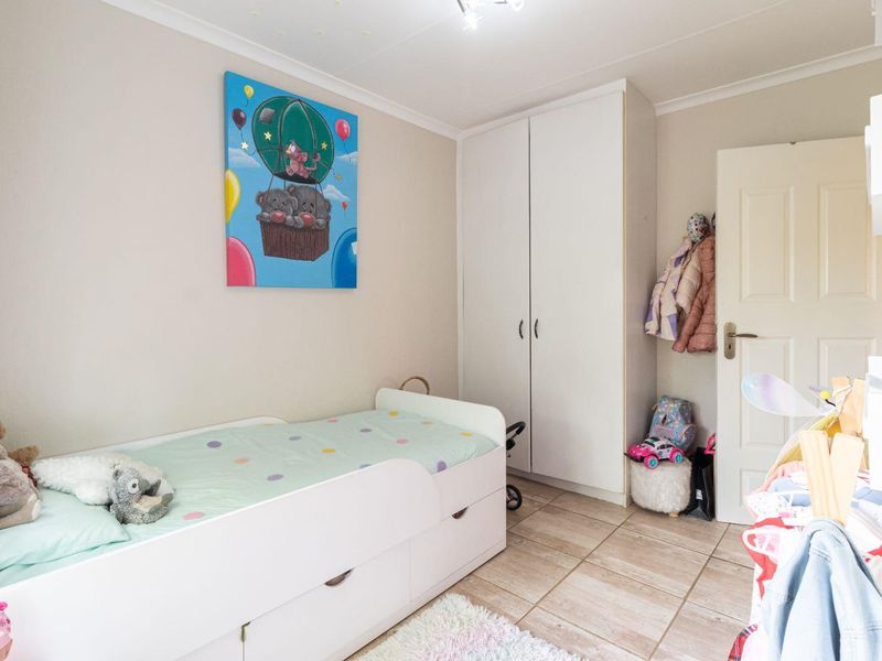 Lovely neat and spacious 2 bedroom, 2 bathroom townhouse close to all important amenities. The perfect lock up and go for a young couple. - Photo 10