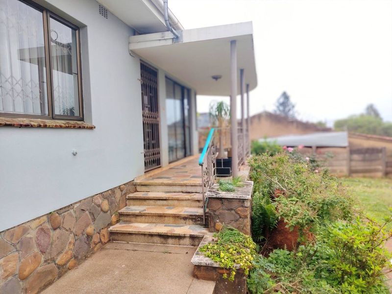 Elevated house with the 360 degree view over the Isipingo Hills - Photo 2