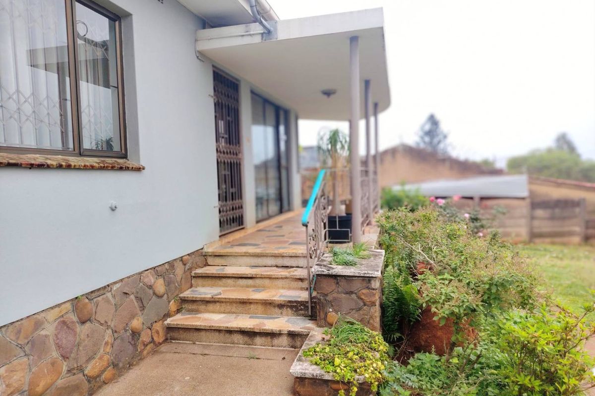 Elevated house with the 360 degree view over the Isipingo Hills - Photo 2