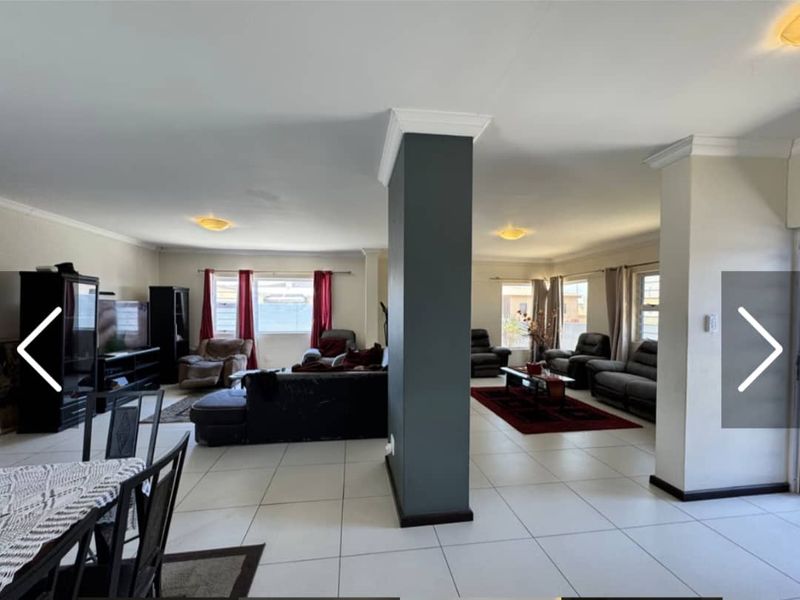 Comfortable Spacious Home - Photo 5