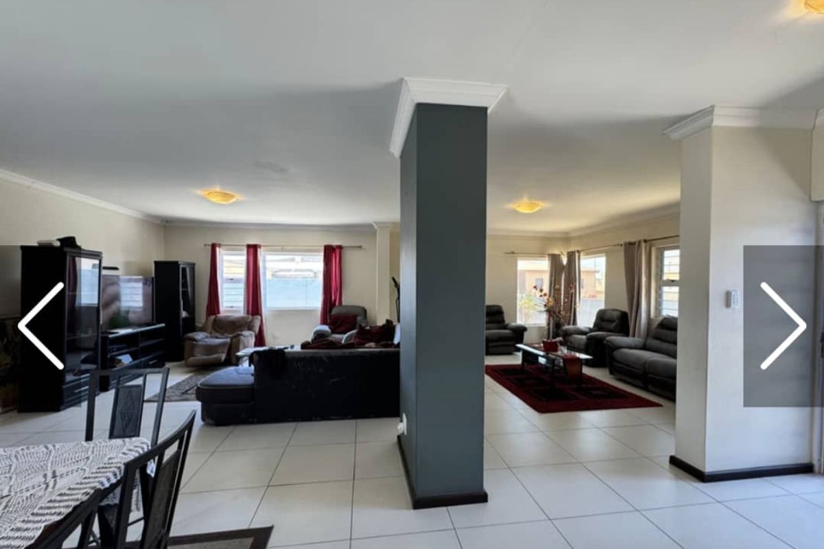 Comfortable Spacious Home - Photo 5