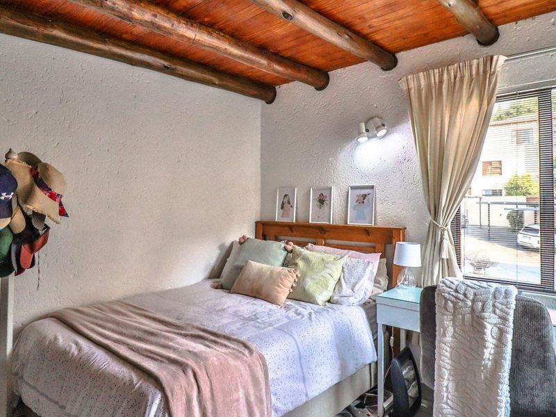 Two bedroom loft apartment in Bryanston - Photo 7