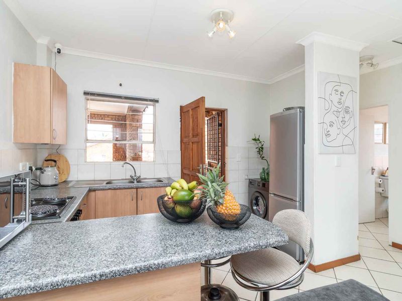 Unwind in Style: Modern 2 bedroom apartment. Mountain Views from Your Private Balcony - Photo 4