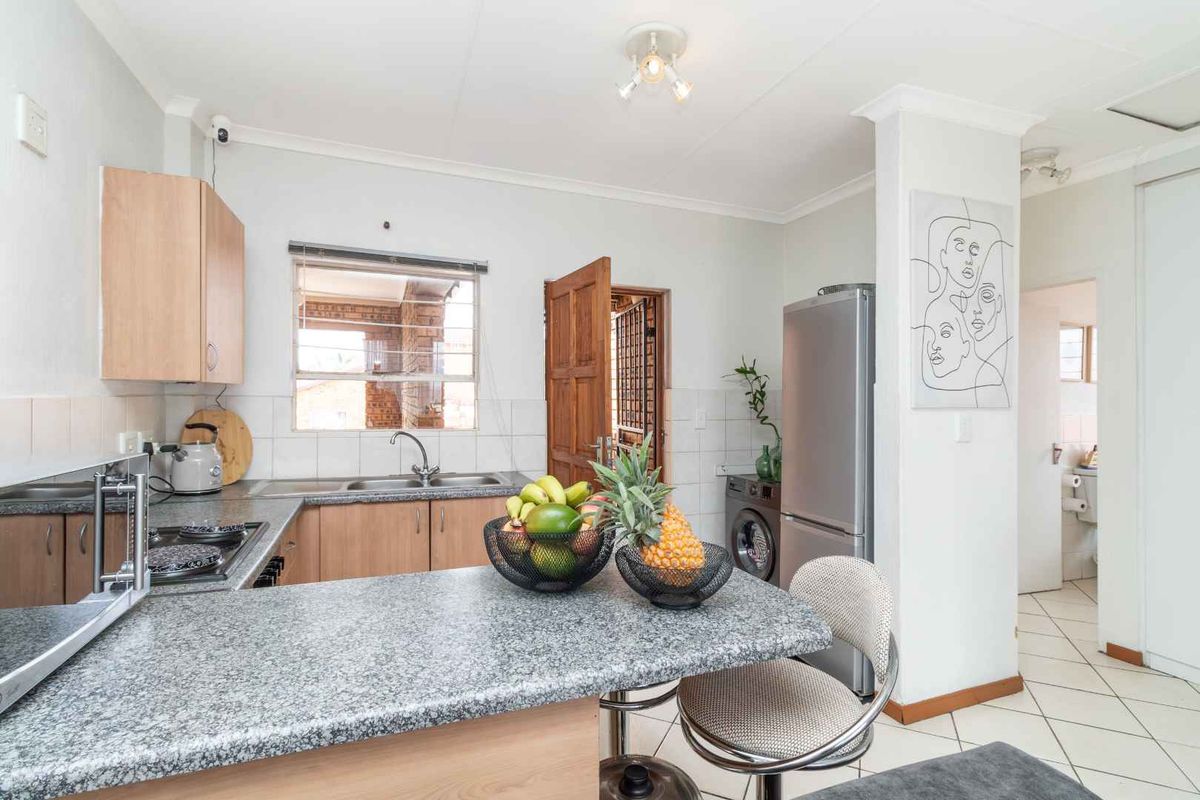 Unwind in Style: Modern 2 bedroom apartment. Mountain Views from Your Private Balcony - Photo 4