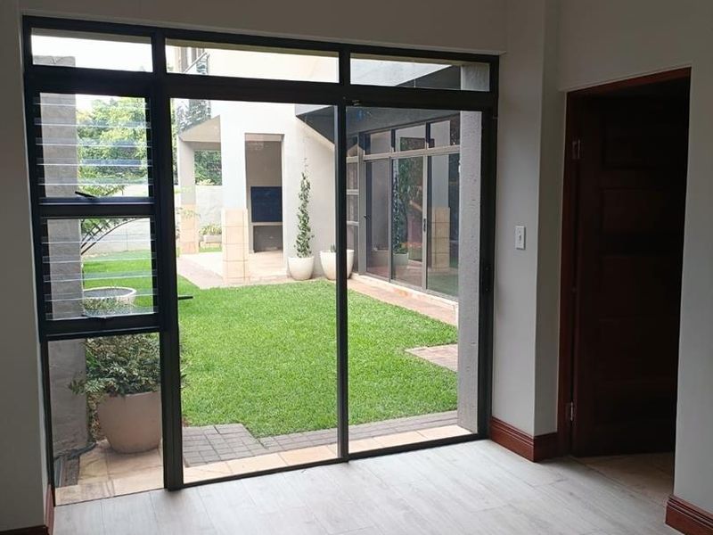 24 HOURS GUARDS SECURITY SERVICES, Stunning 4-Bedroom Home in Waterkloof - Photo 4