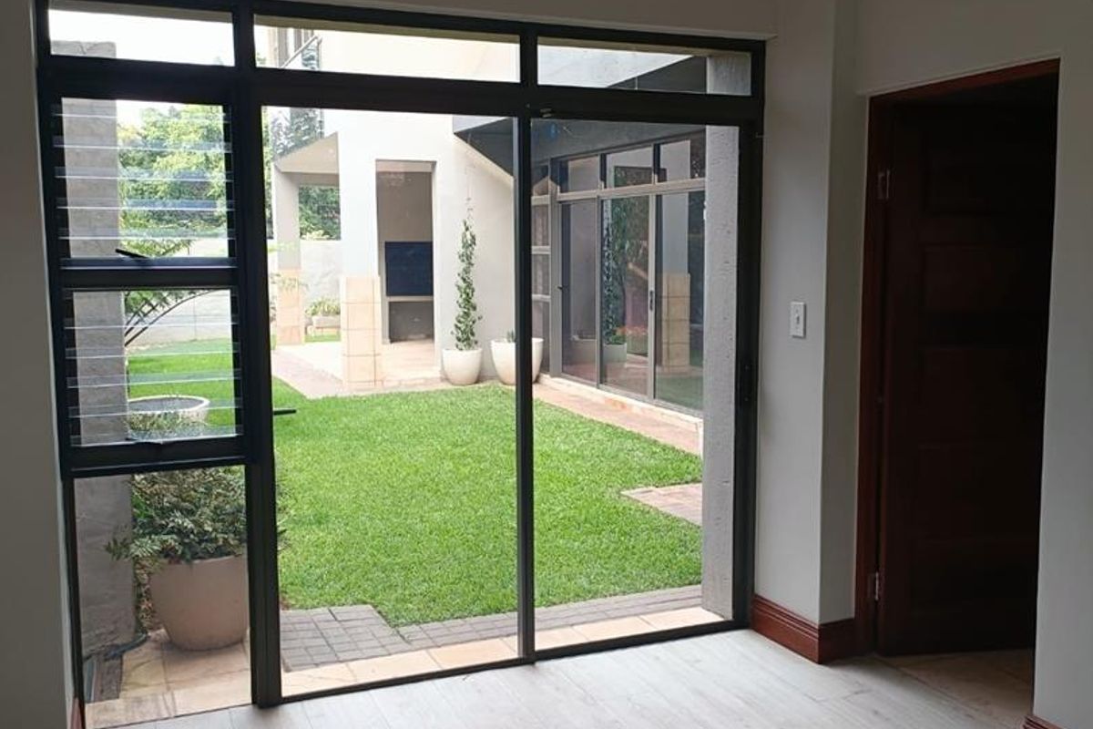 24 HOURS GUARDS SECURITY SERVICES, Stunning 4-Bedroom Home in Waterkloof - Photo 4