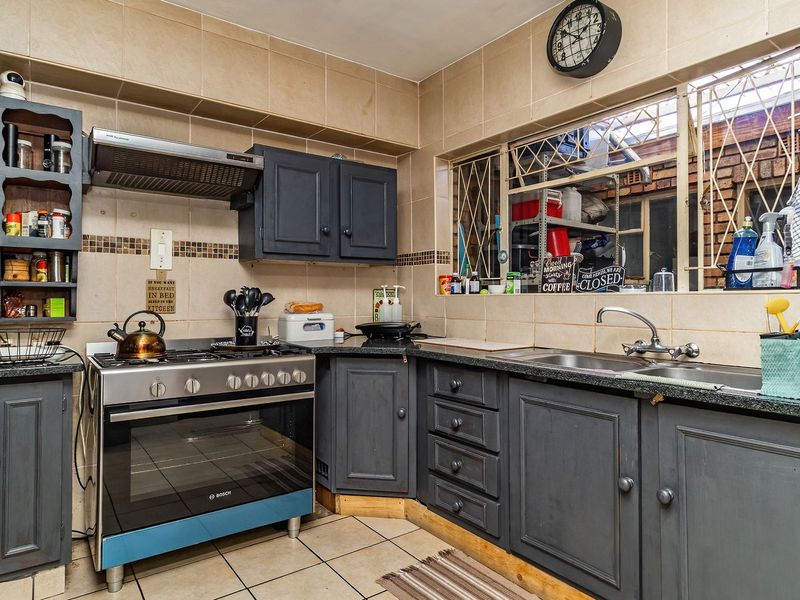 Spacious Townhouse with a Private Garden and Pool Access! - Photo 5