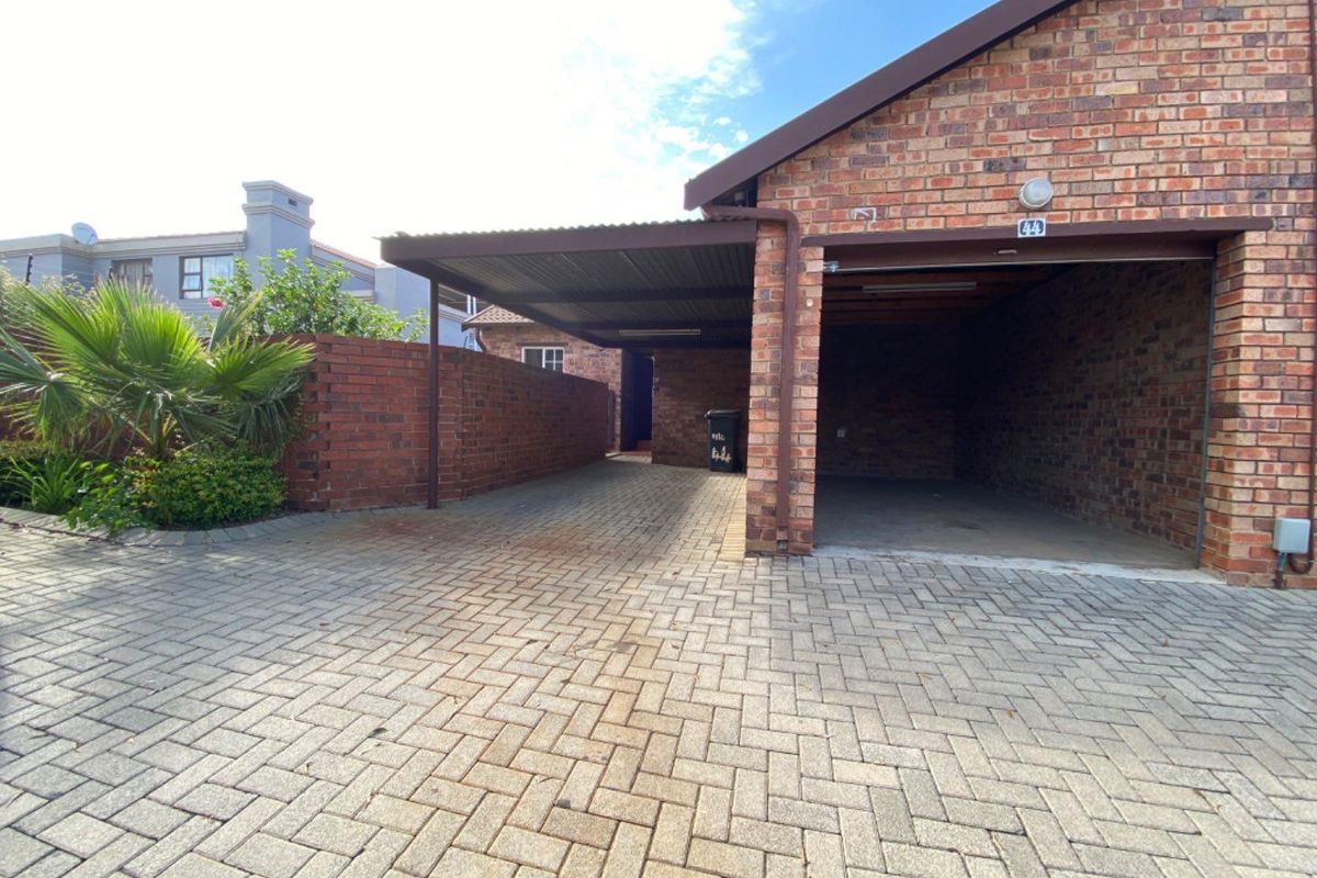 Gorgeous, Serene 2 Bed, 2 Bath Townhouse - Photo 2