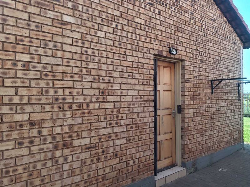 THREE BEDROOM TOWNHOUSE FOR SALE IN DAWN PARK - Photo 2