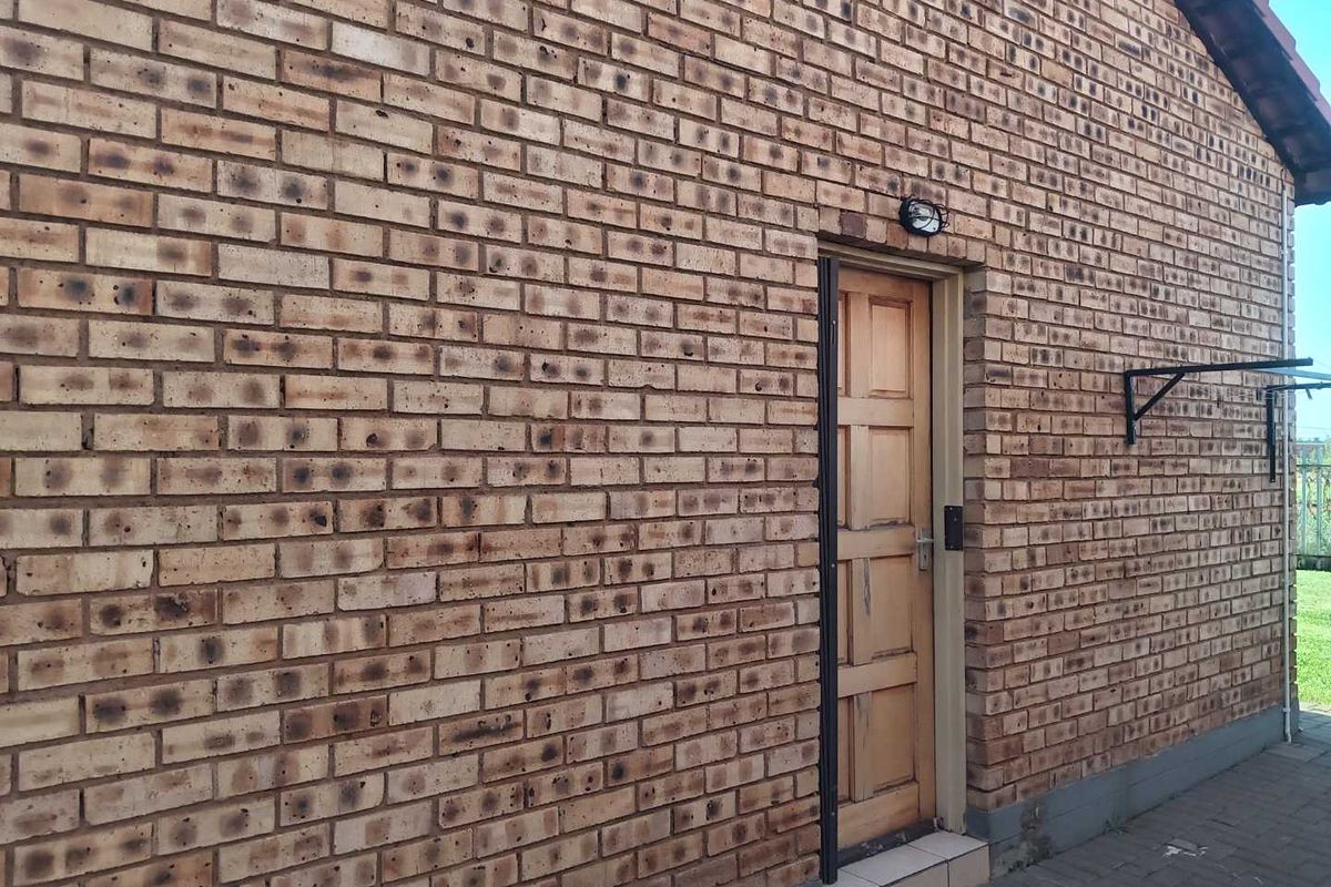 THREE BEDROOM TOWNHOUSE FOR SALE IN DAWN PARK - Photo 2