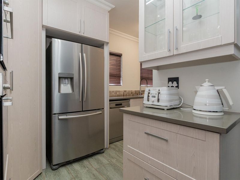 Exquisite Modern 3 Bedroom Family Home in Secure Estate – Van Riebeeck Park - Photo 8