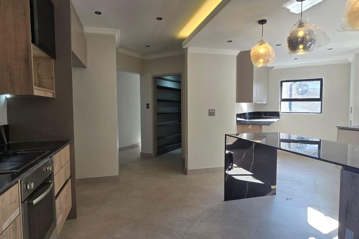 Newly Renovated 5-Bedroom Family Home with Swimming Pool - Photo 4