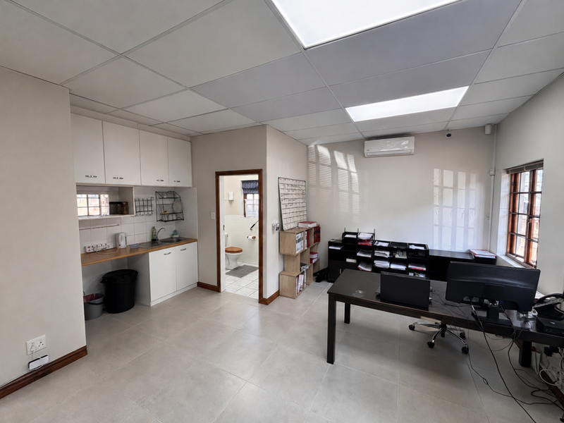 Prime Investment Opportunity: Fully Tenanted Office Block in Kloof Medical Centre - Photo 4