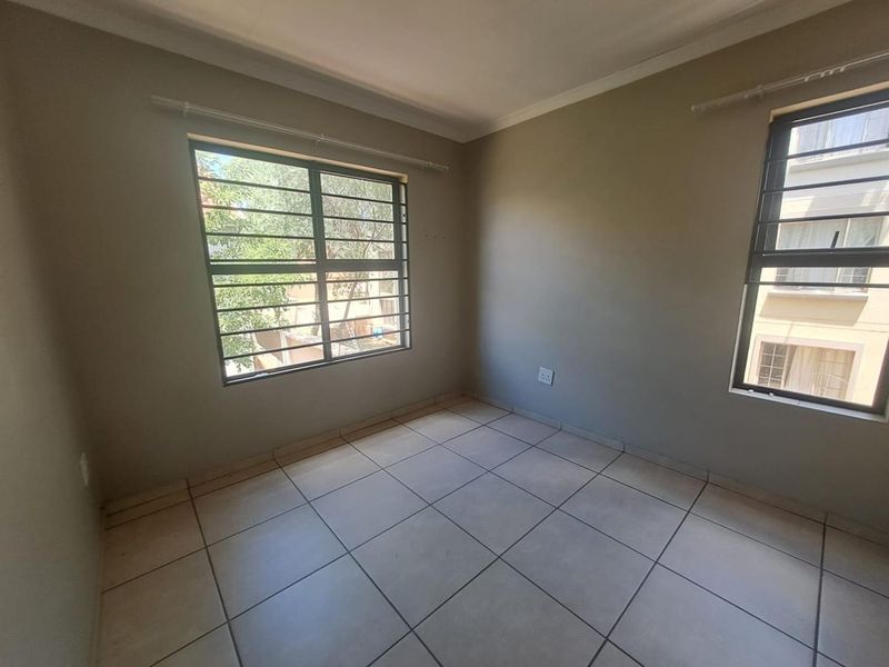 Ground Floor Modern Townhouse - Photo 6