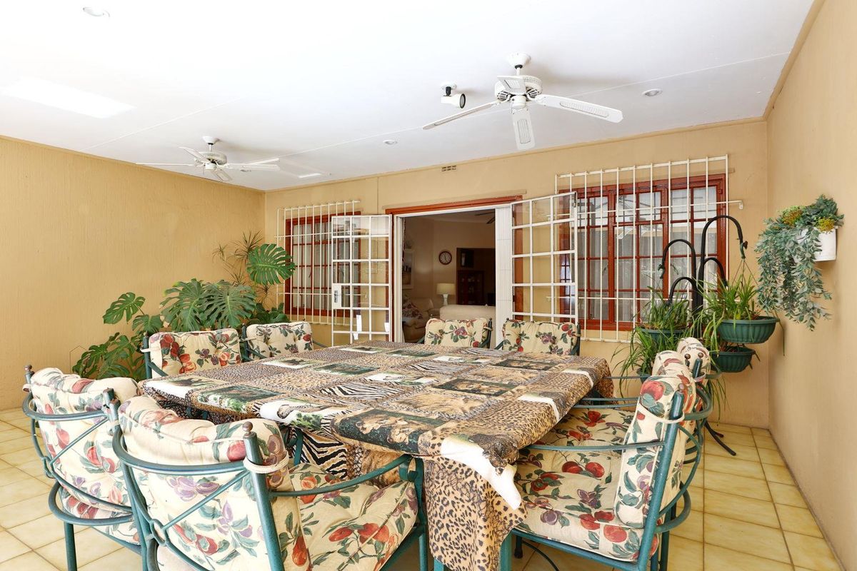 Magnificent 4 Bedroom/3 Bathroom Residence - Photo 4